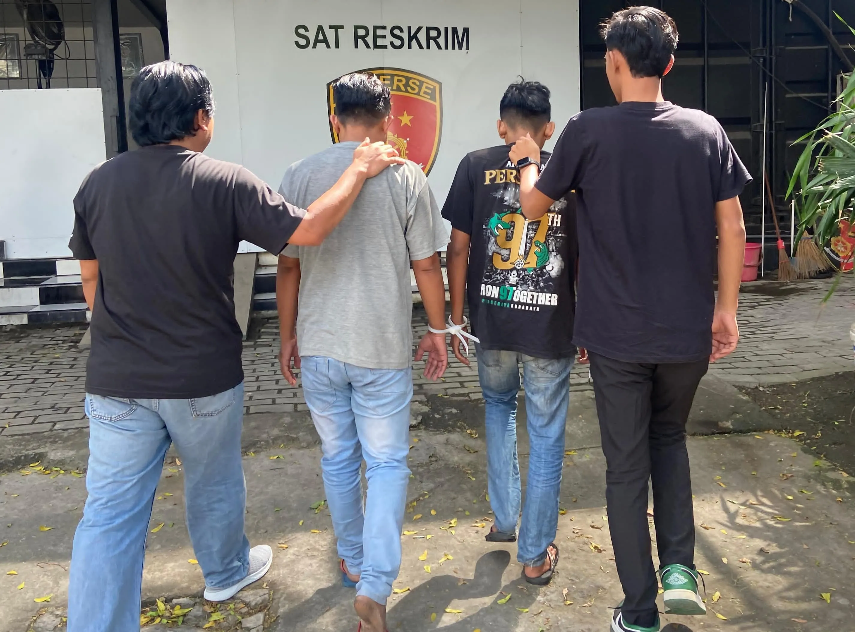 Dua Terduga Admin Grup FB 'Gay Khusus Surabaya' Diamankan Satreskrim Polres Pelabuhan Tanjung Perak