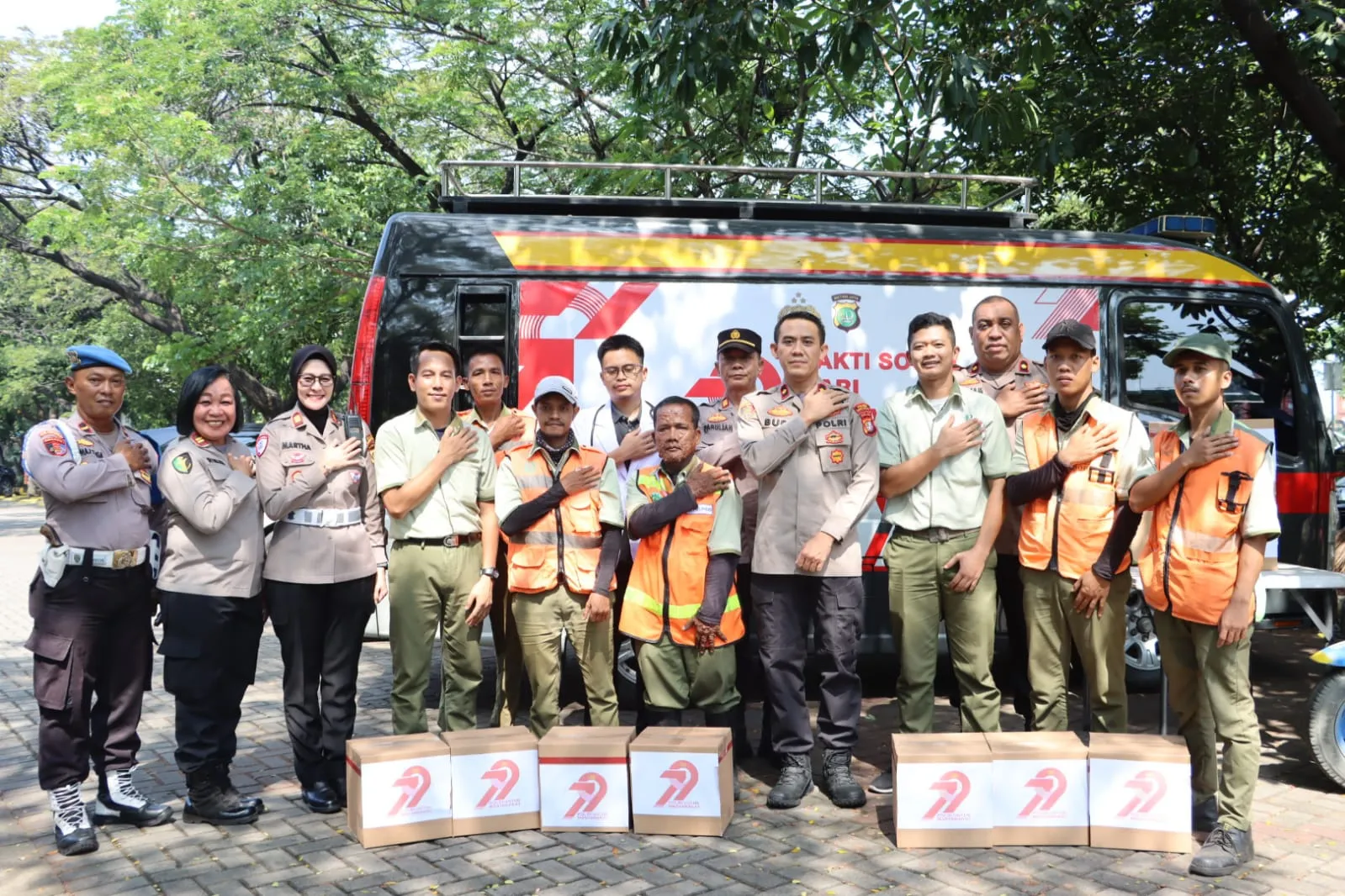 Polres Pelabuhan Tanjung Priok Gelar Bakti Sosial dan Bakti Kesehatan Sambut Hari Bhayangkara ke-79"