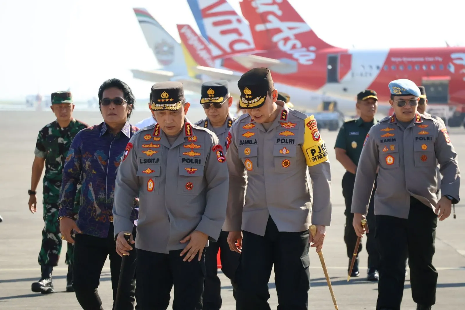 Kapolres Bandara Ngurah Rai Dampingi Kapolda Bali Sambut Kedatangan Kapolri