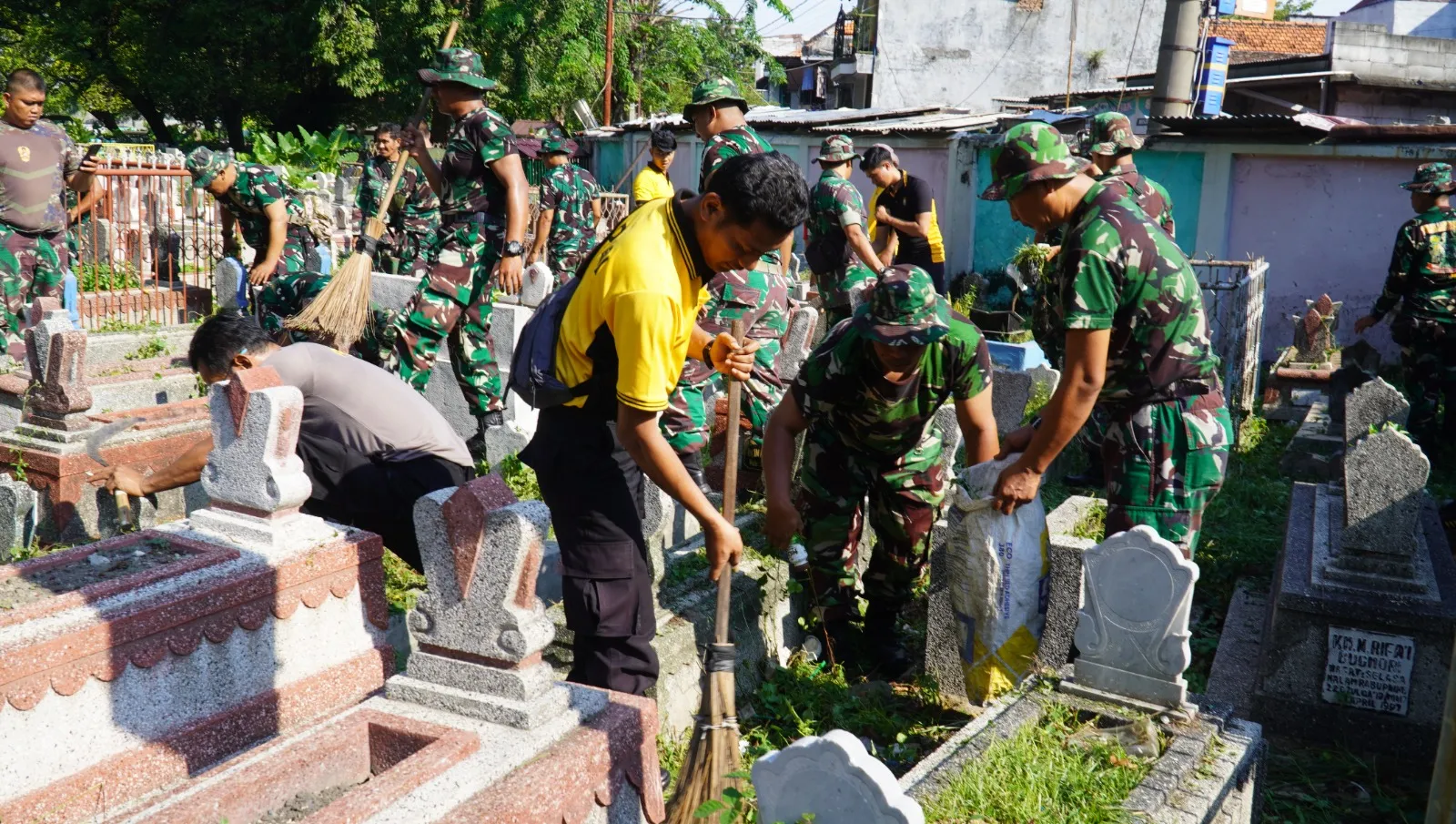 Kompak, TNI dan Polisi Bakti Religi Sambut Hari Bhayangkara ke -79 Bersihkan Makam Pegirikan Surabaya