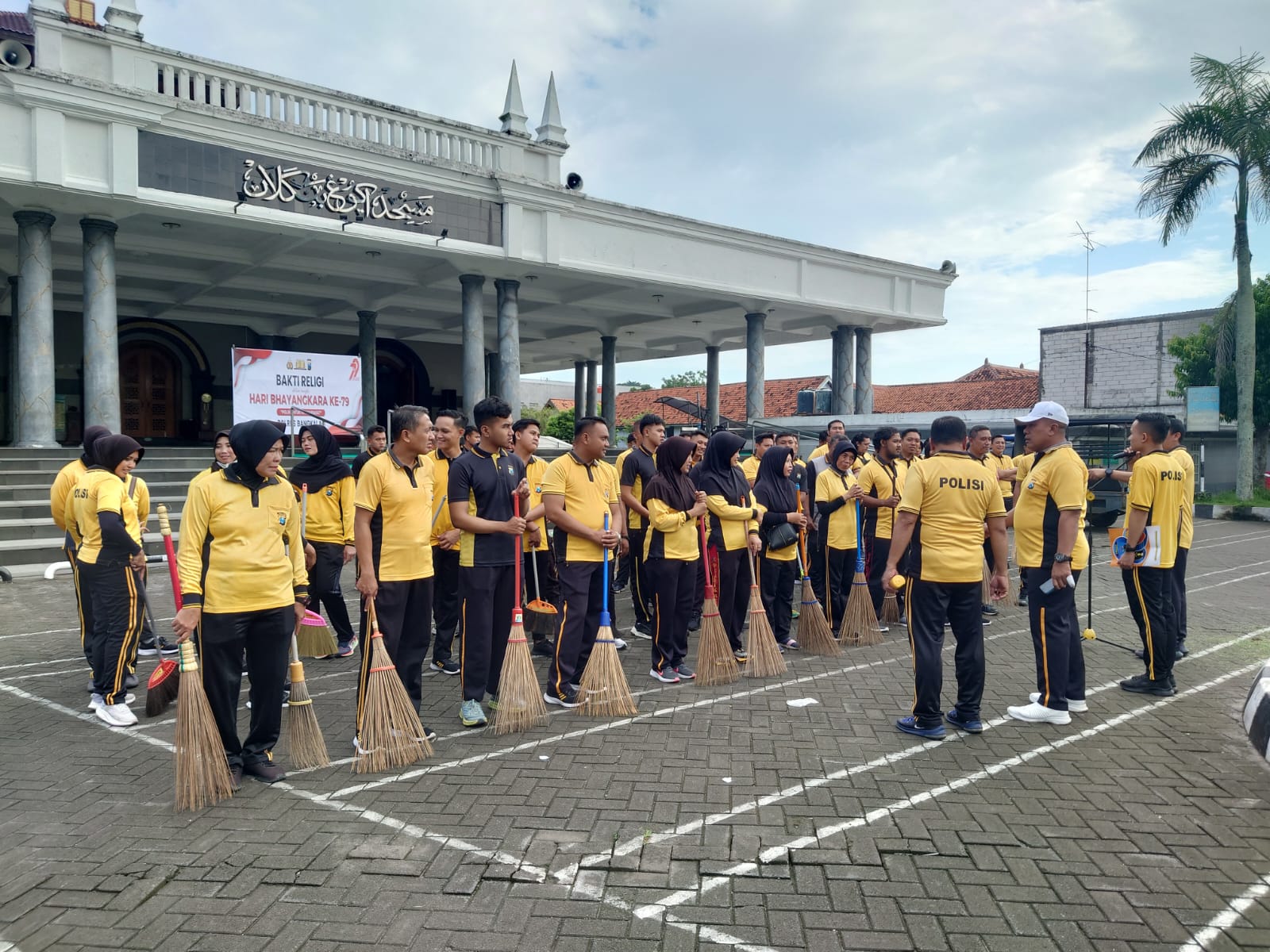 Sambut Hari Bhayangkara ke 79, Polres Bangkalan Gelar Bakti Religi di Masjid Agung