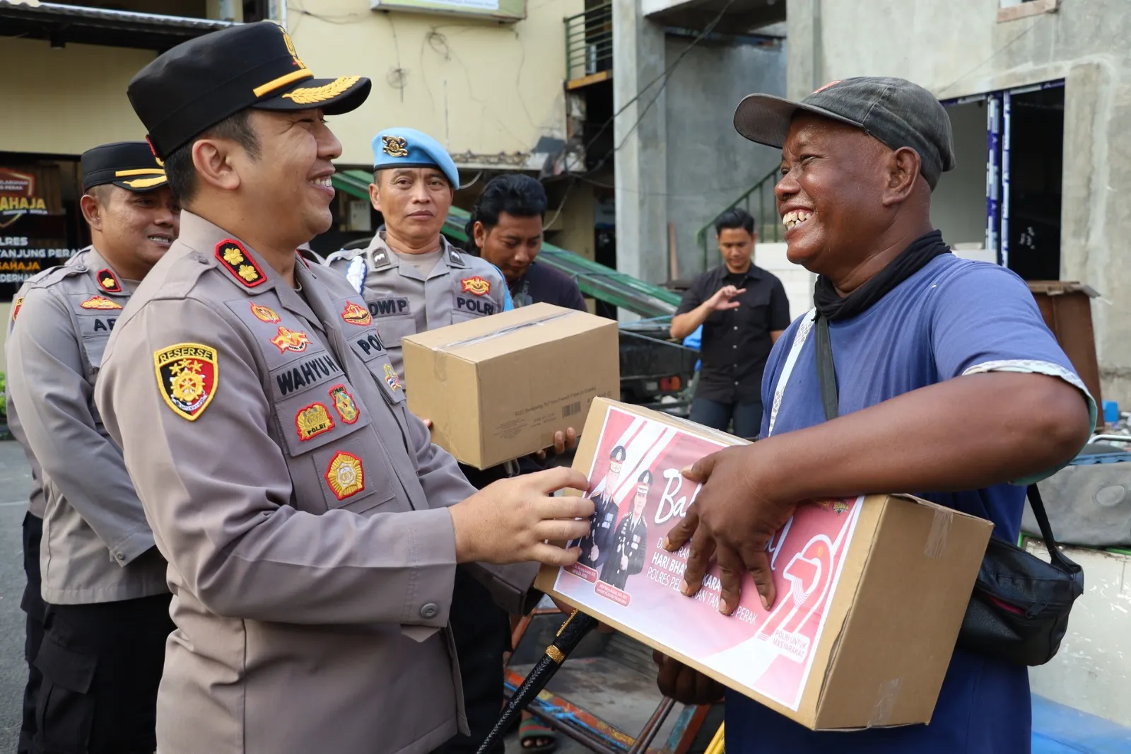 Sambut Hari Bhayangkara ke-79, Polres Pelabuhan Tanjung Perak Gelar Baksos Untuk Paguyuban Bentor dan Tenaga Kuli Bongkar Muat