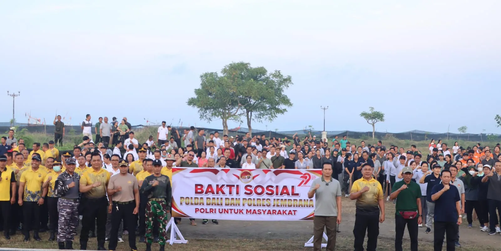 Jelang Hari Bhayangkara ke-79, Polres Jembrana Gelar Aksi Bersih-Bersih Pantai Bareng TNI dan Warga