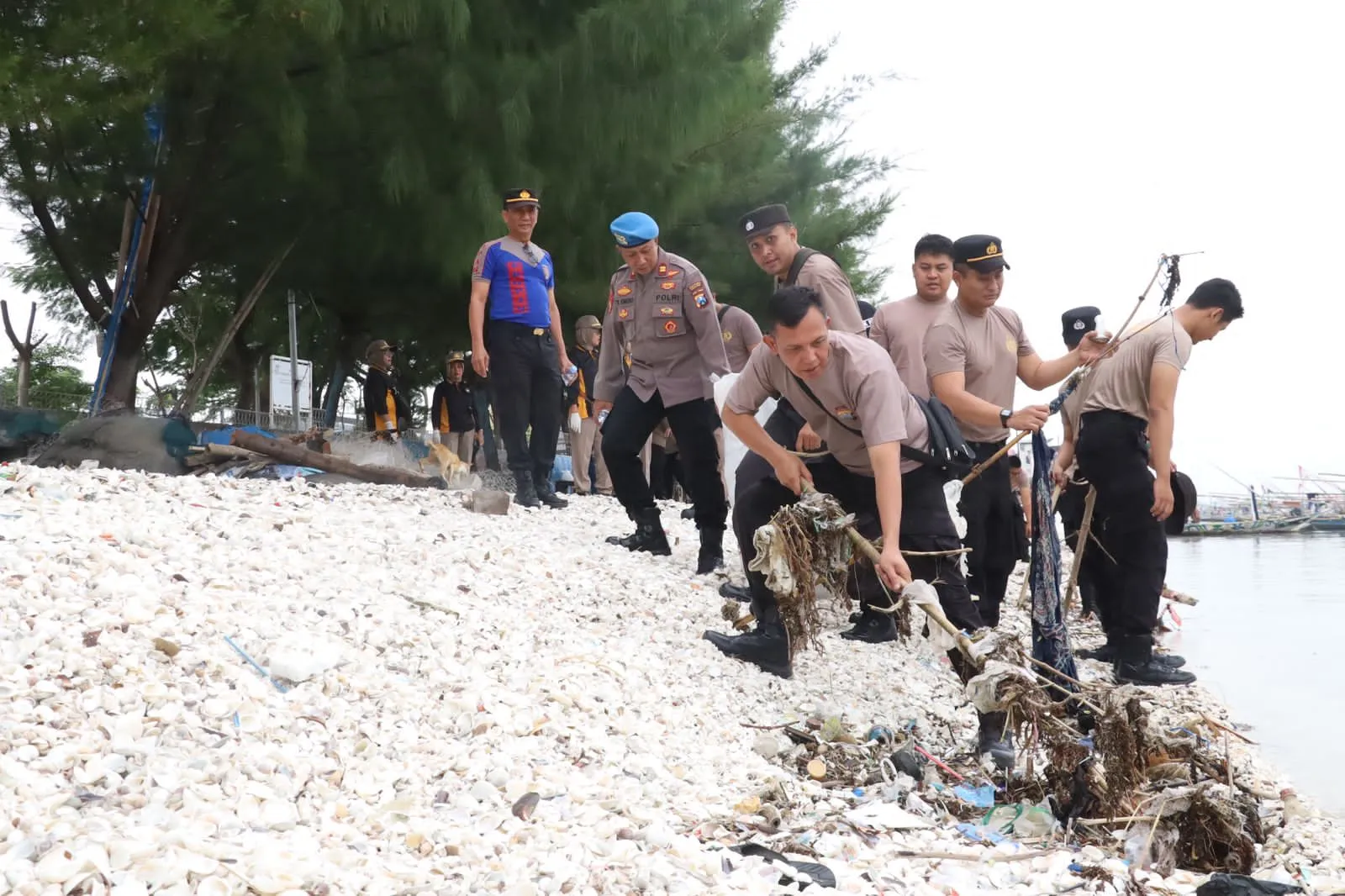 Polri Presisi Untuk Lingkungan: Aksi Bersih Pantai Polres Pelabuhan Tanjung Perak Sambut Hari Bhayangkara ke-79