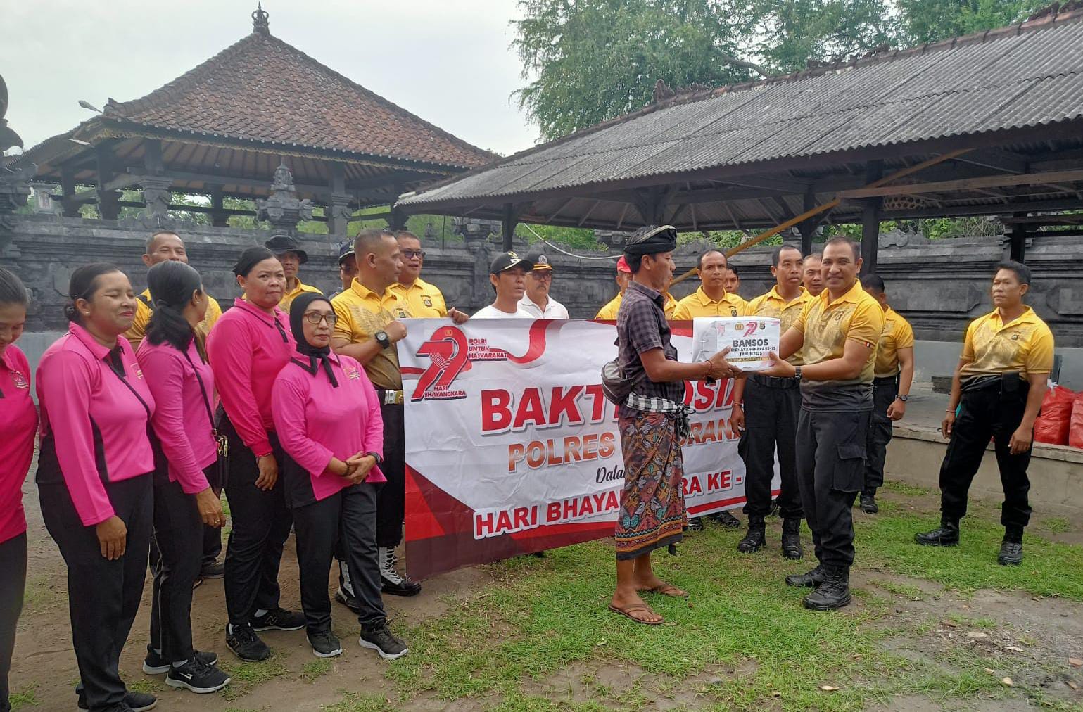 Sambut Hari Bhayangkara ke-79, Polsek Gilimanuk Gelar Bakti Religi di Pura Dalem