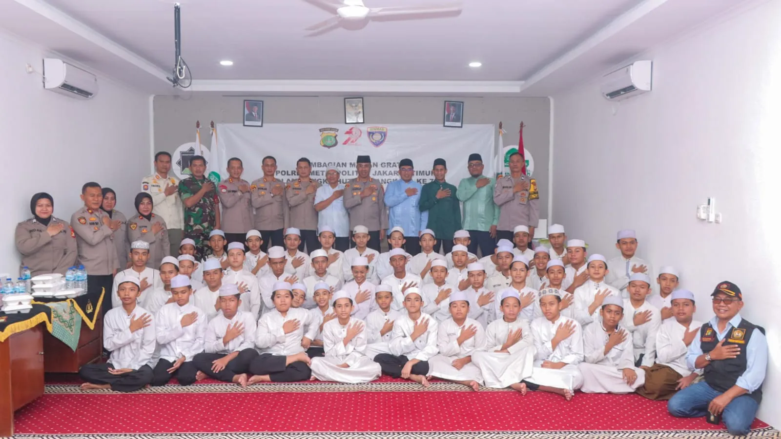 Berbagi di Hari Bhayangkara ke-79, Polres Metro Jakarta Timur Bagikan Makan Gratis di Pesantren Tahfidz Qur'an Marhamah
