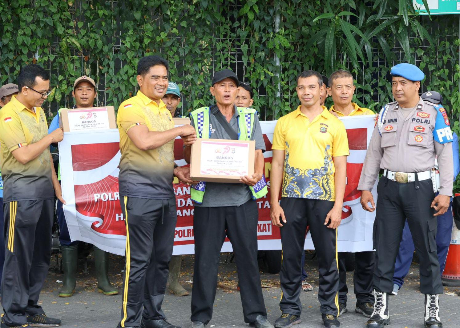 Polres Bandara Ngurah Rai Kembali Salurkan Bansos kepada Masyarakat Dalam Rangka Hari Bhayangkara ke-79