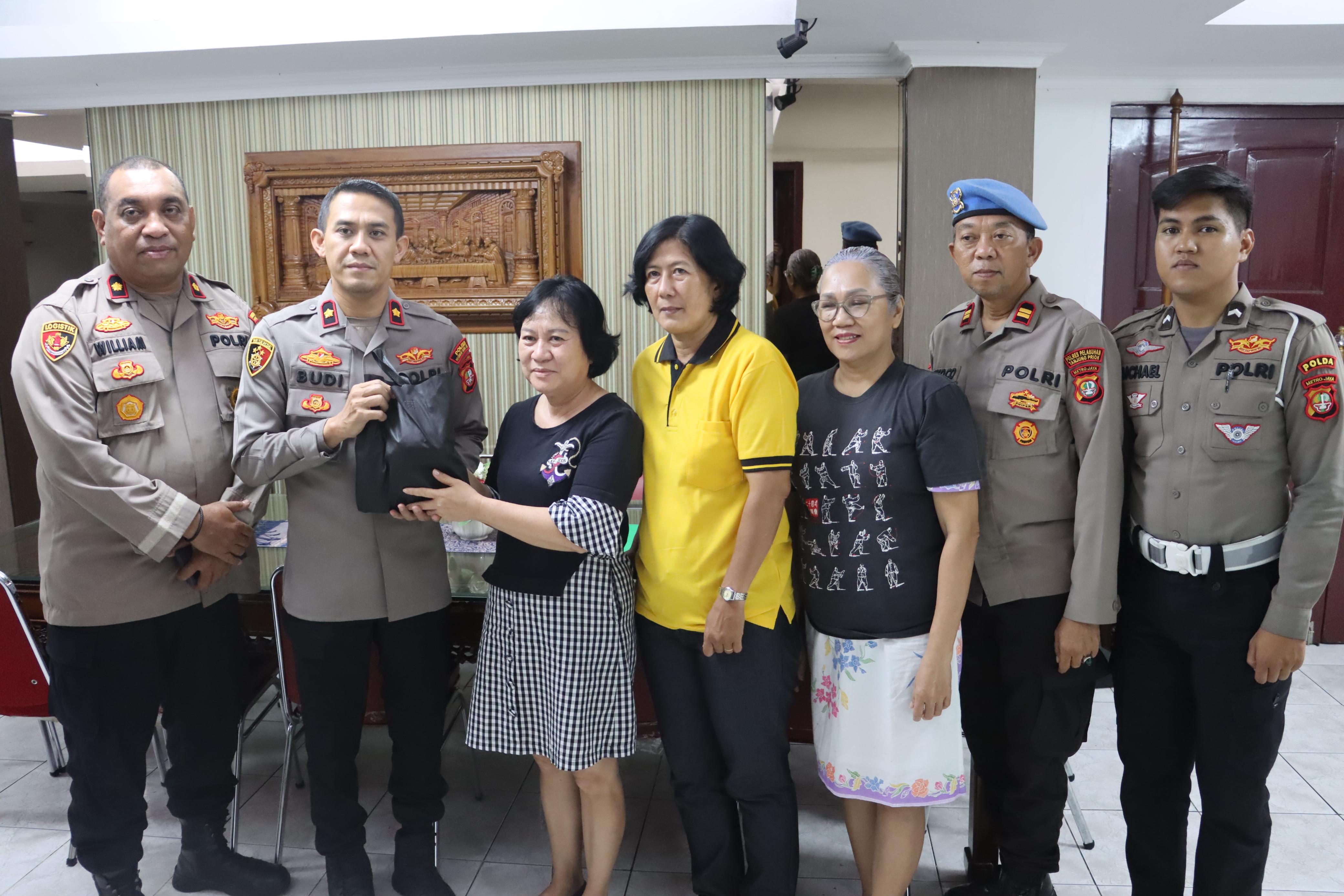 Polres Pelabuhan Tanjung Priok Gelar Bakti Religi Bersih-Bersih Tempat Ibadah Sambut HUT Bhayangkara ke-79”
