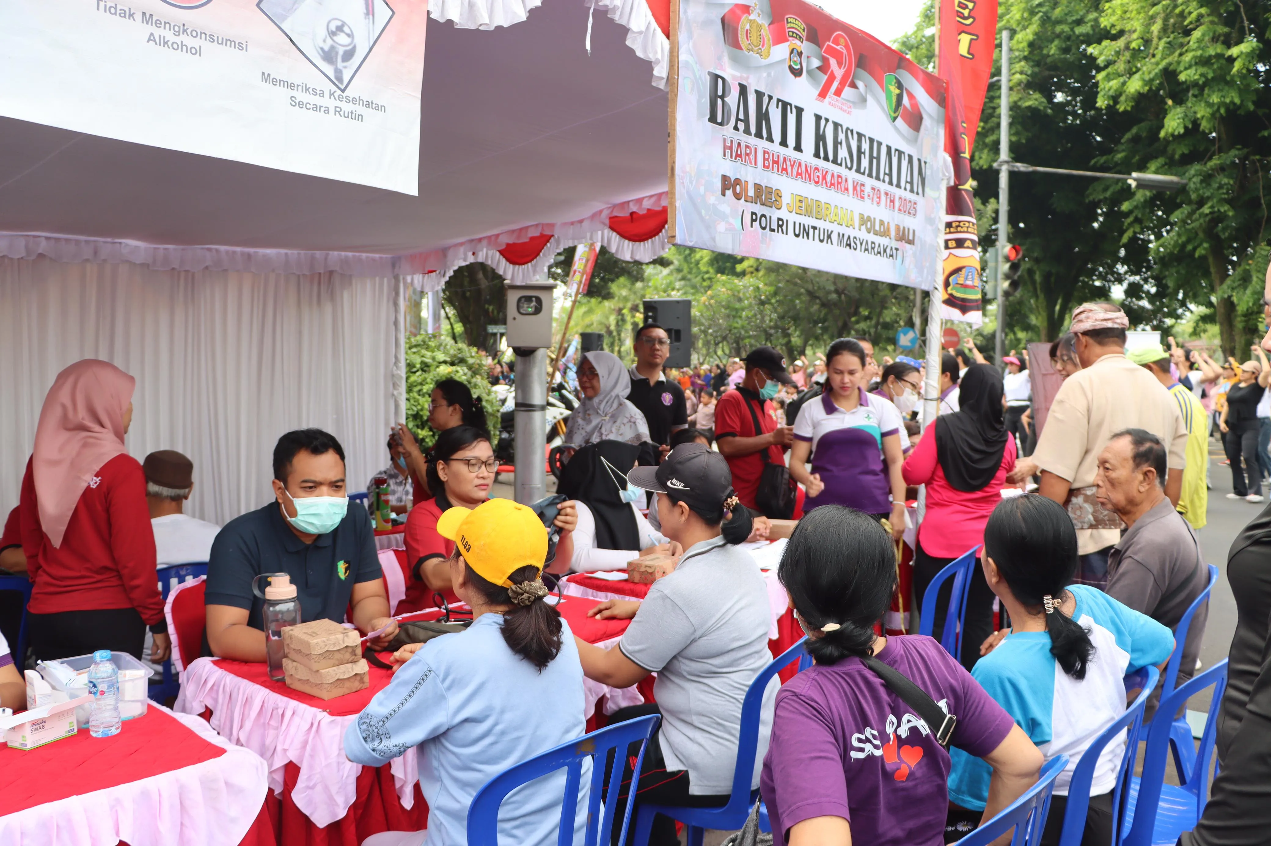 Sambut Hari Bhayangkara ke-79, Polres Jembrana Gelar Car Free Day dan Baksos di Simpang Sudirman