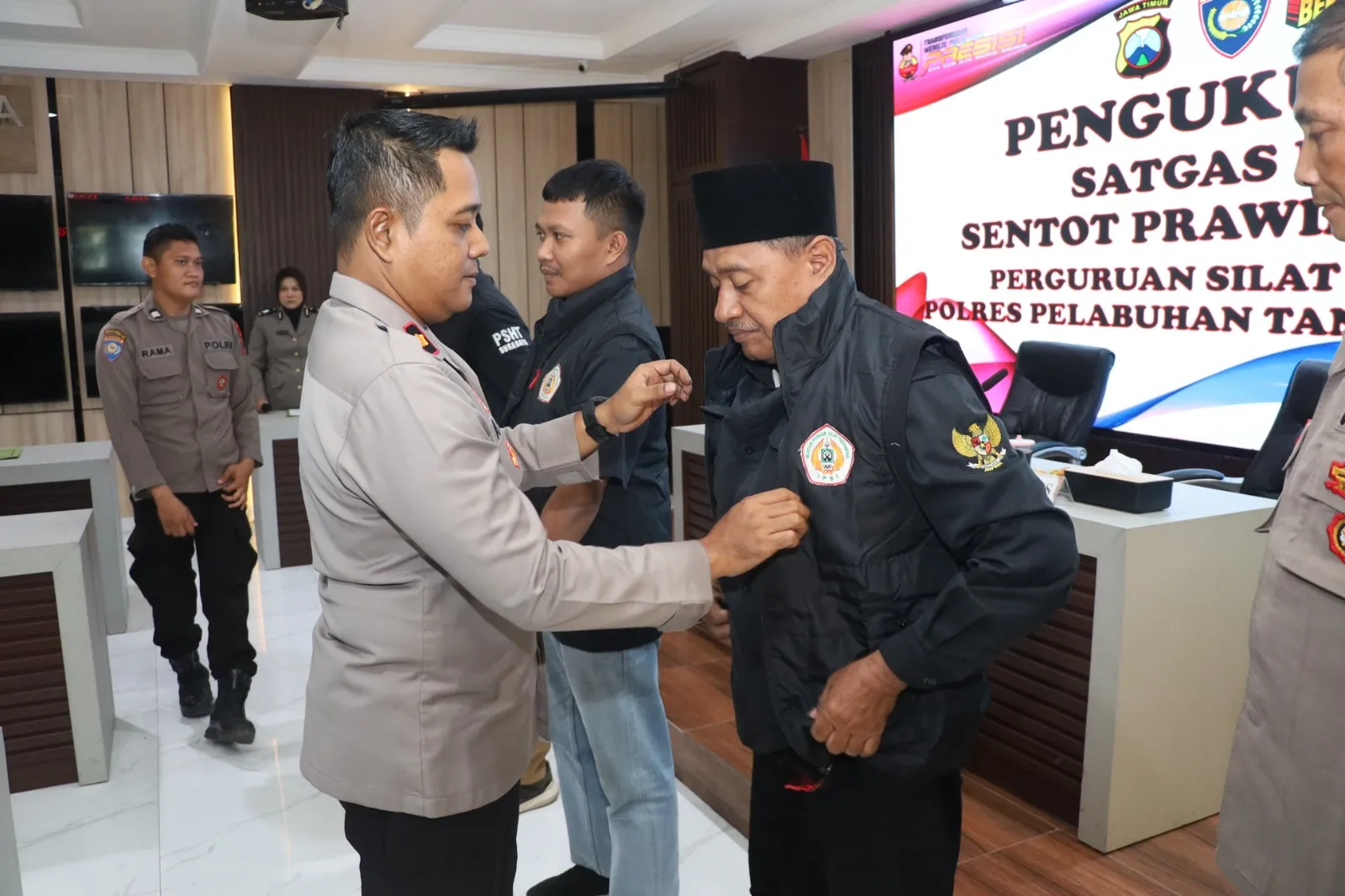 Polres Pelabuhan Tanjung Perak Kukuhkan Satgas Sentot Prawirodirdjo Untuk Amankan Malam Satu Suro