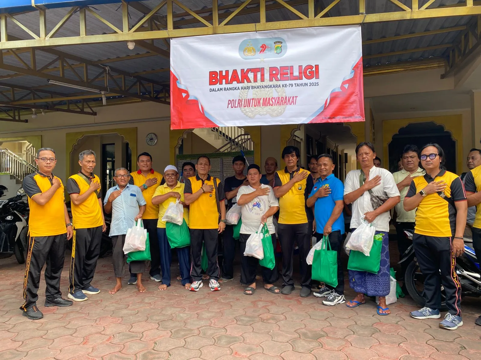 Bakti Religi Polres Metro Jakarta Timur Warnai Peringatan HUT Bhayangkara ke-79 di Masjid Al Ihsan