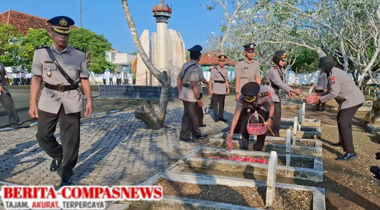 Mengenang Jasa Pahlawan: Kapolres Sampang Pimpin Ziarah dan Tabur Bunga dalam Rangka HUT Bhayangkara ke-79
