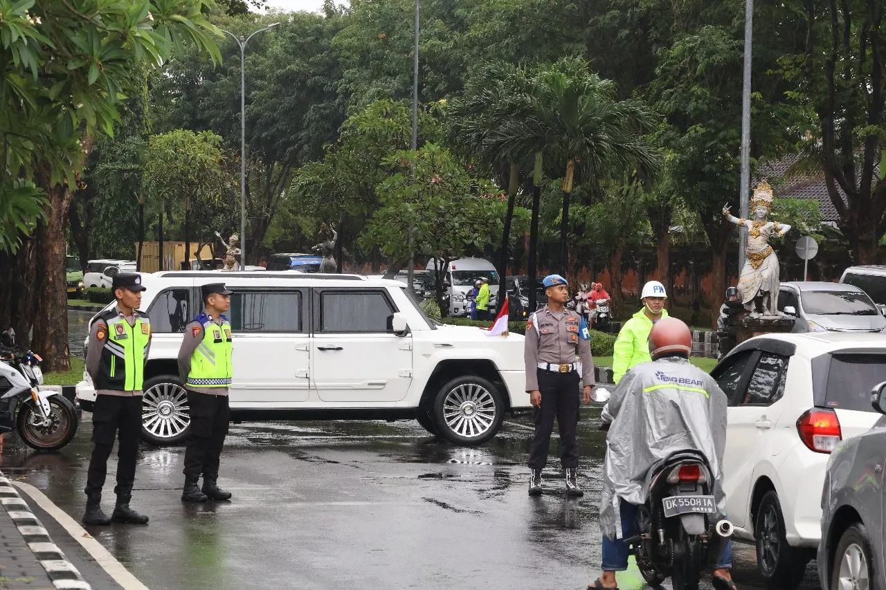 Polres Bandara Ngurah Rai Amankan Kedatangan Presiden RI Prabowo Subianto Melalui VIP Bandara
