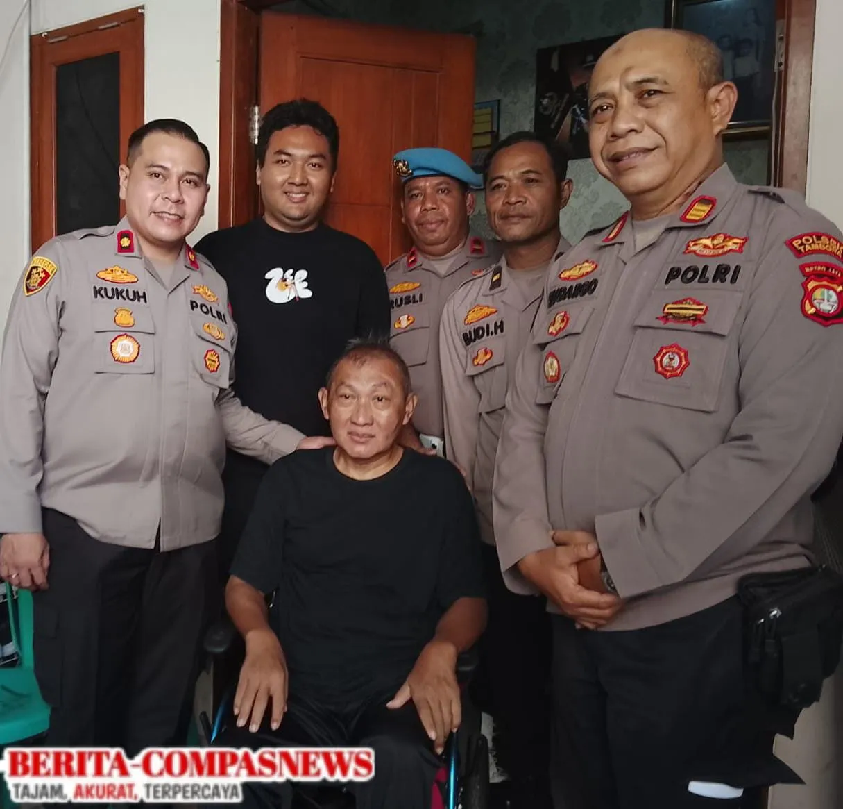 Dalam Rangka Hut Polri ke 79 Kapolsek Membesuk Anggotanya yang Sakit Menahun.