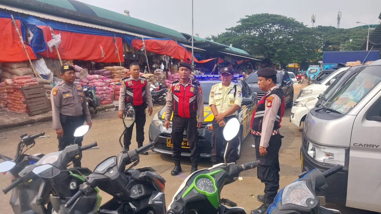 Unit Samapta Polsek Kramatjati Patroli Dialogis di Pasar Induk Antisipasi Gangguan Kamtibmas