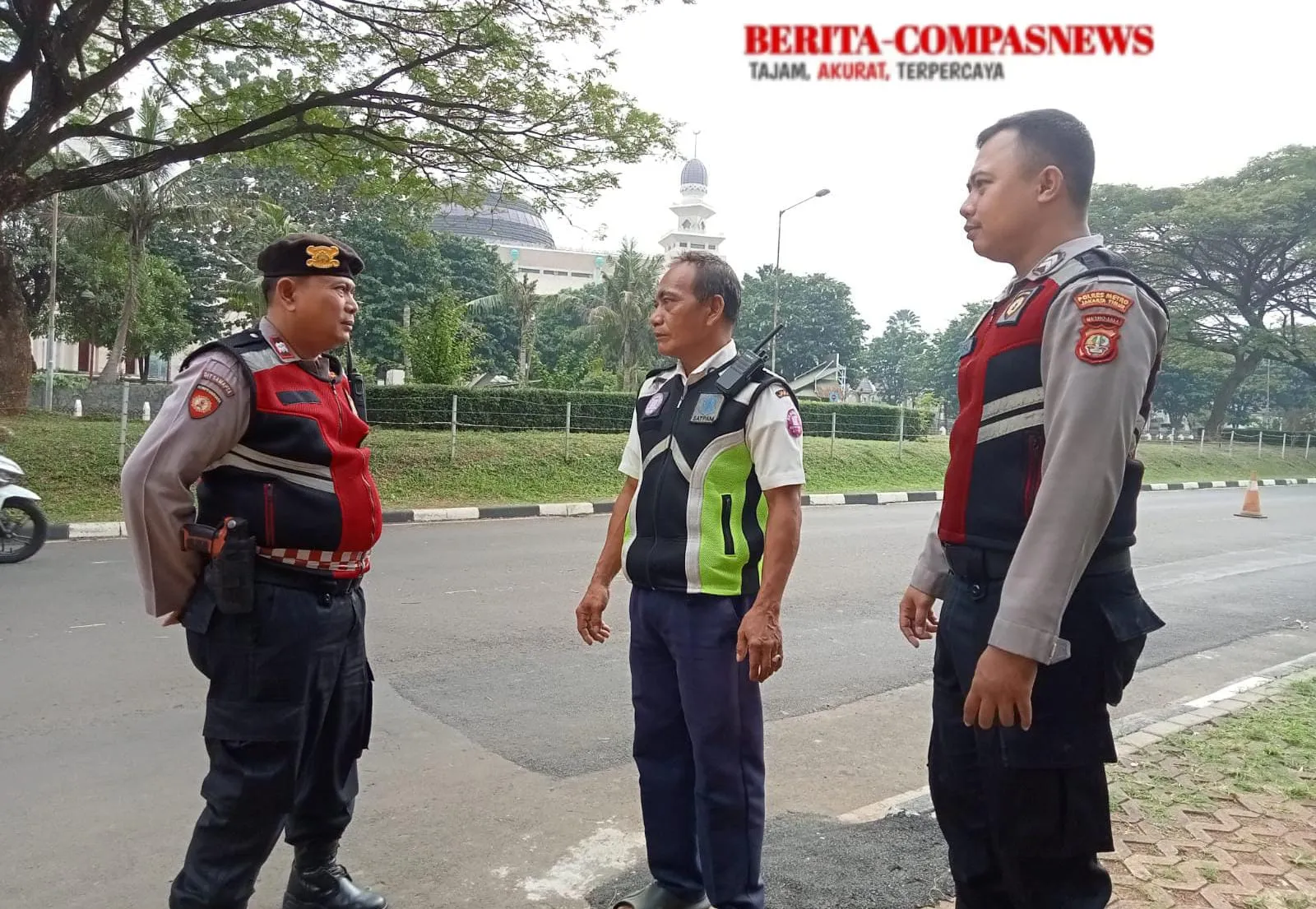 Polsek Makasar Laksanakan Strong Point di Sekitar Masjid At-Tin, Antisipasi Tawuran dan Gangguan Kamtibmas