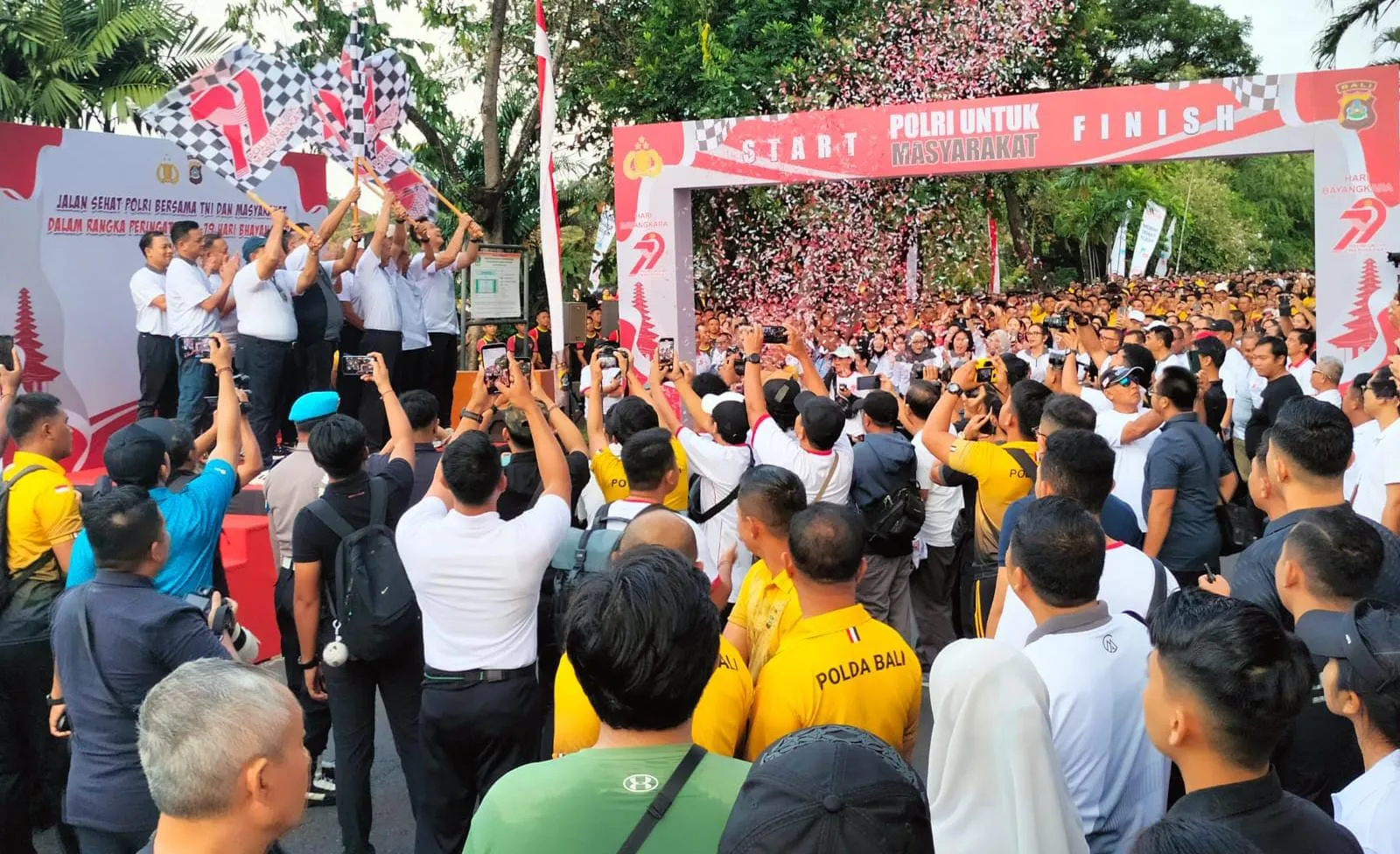 Kapolda Bali Lepas 10.Ribu Peserta Jalan Sehat "Polri Bersama TNI dan Masyarakat"