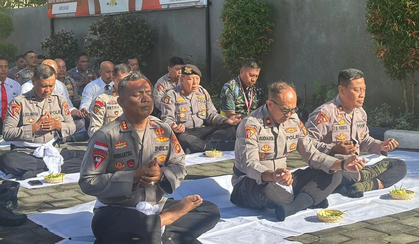 Polres Bandara Ngurah Rai Gelar Doa Bersama Sambut Hari Bhayangkara ke-79
