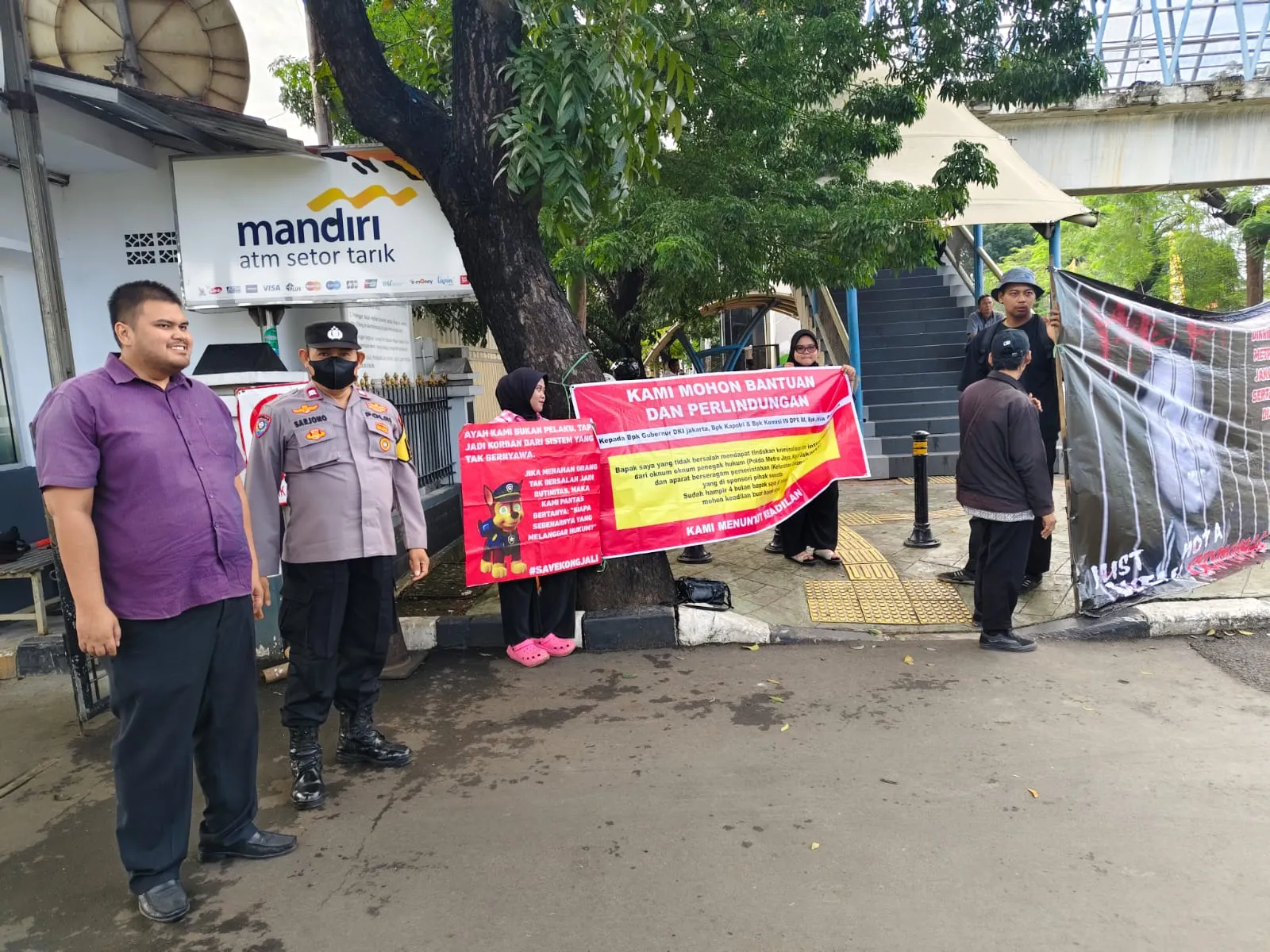 Warga Kampung Cawang Gelar Aksi damai, Polsek Cakung Lakukan Pengamanan Humanis Di Depan Pengadilan Negeri Jakarta Timur
