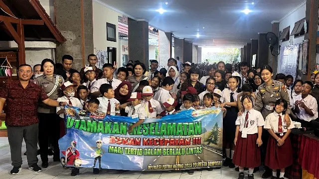 Sosialisasikan Tertib Berlalu Lintas di SMA Negeri 9 Denpasar Dalam Rangka Ops Patuh Agung 2025