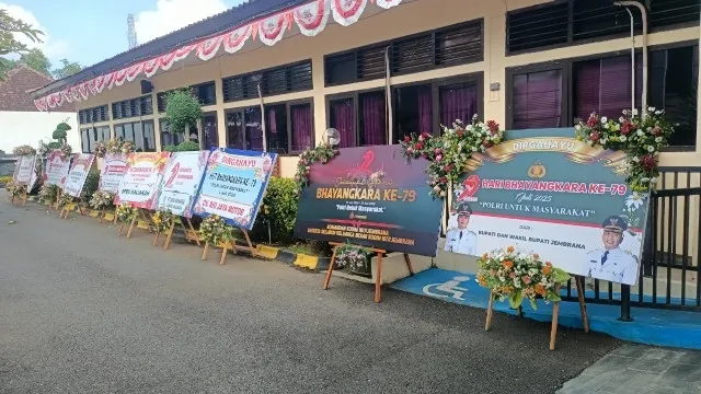 Rayakan Hari Bhayangkara ke-79 Halaman Mapolres Jembrana Dipenuhi Ratusan Karangan Bunga