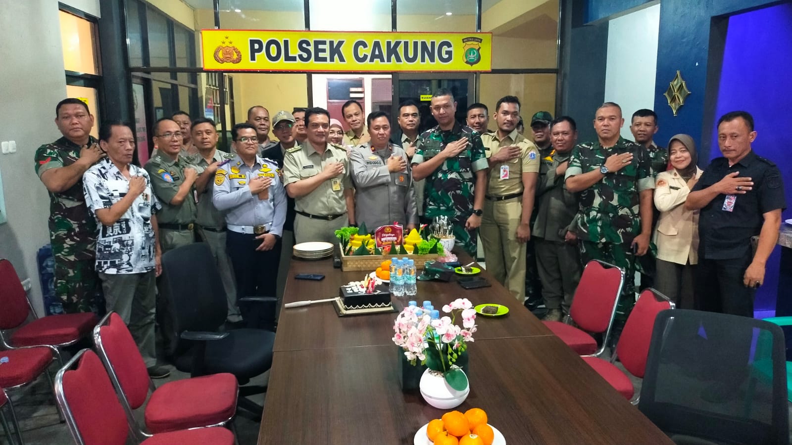 Tiga Pilar Cakung Beri Kejutan Tumpeng dan Kue Ulang Tahun di HUT Bhayangkara ke-79