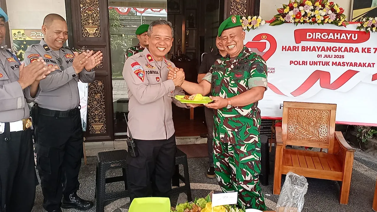Danramil 1611-01 Dentim Bawa Tumpeng ke Polsek Dentim, Rayakan Hari Bhayangkara ke-79 Bersama