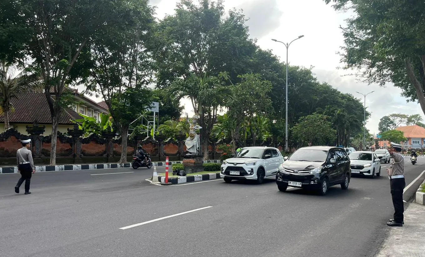 Wujud Pelayanan Prima, Satlantas Bandara Ngurah Rai Atur Lalu Lintas Pagi Hari