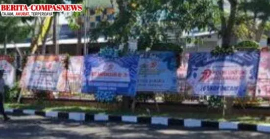 Rayakan Hari Bhayangkara ke-79 Halaman Mapolres Sampang Dipenuhi Ratusan Karangan Bunga