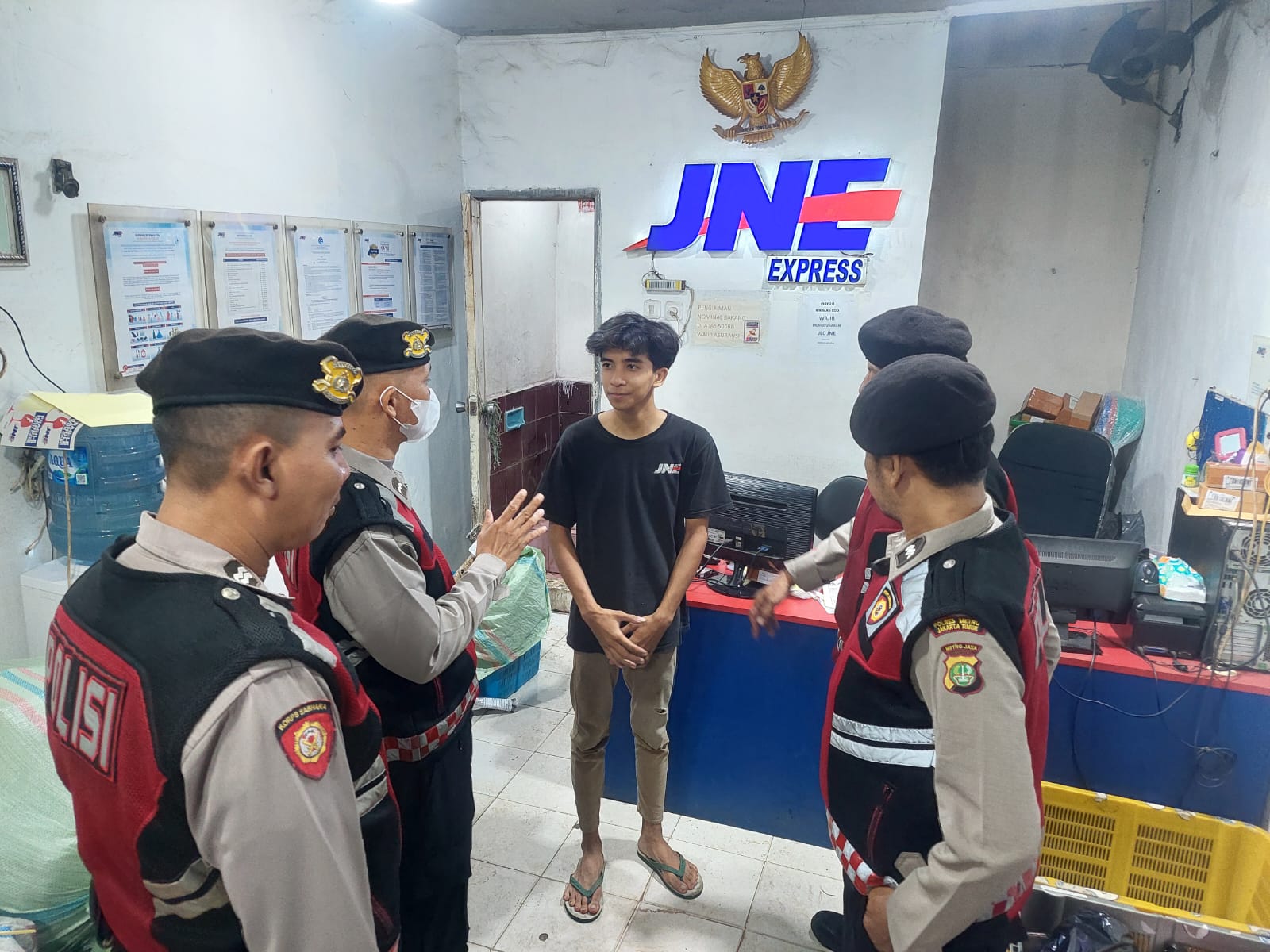 Polsek Matraman Sambangi Karyawan JNE, Sampaikan Imbauan Kamtibmas di Dini Hari