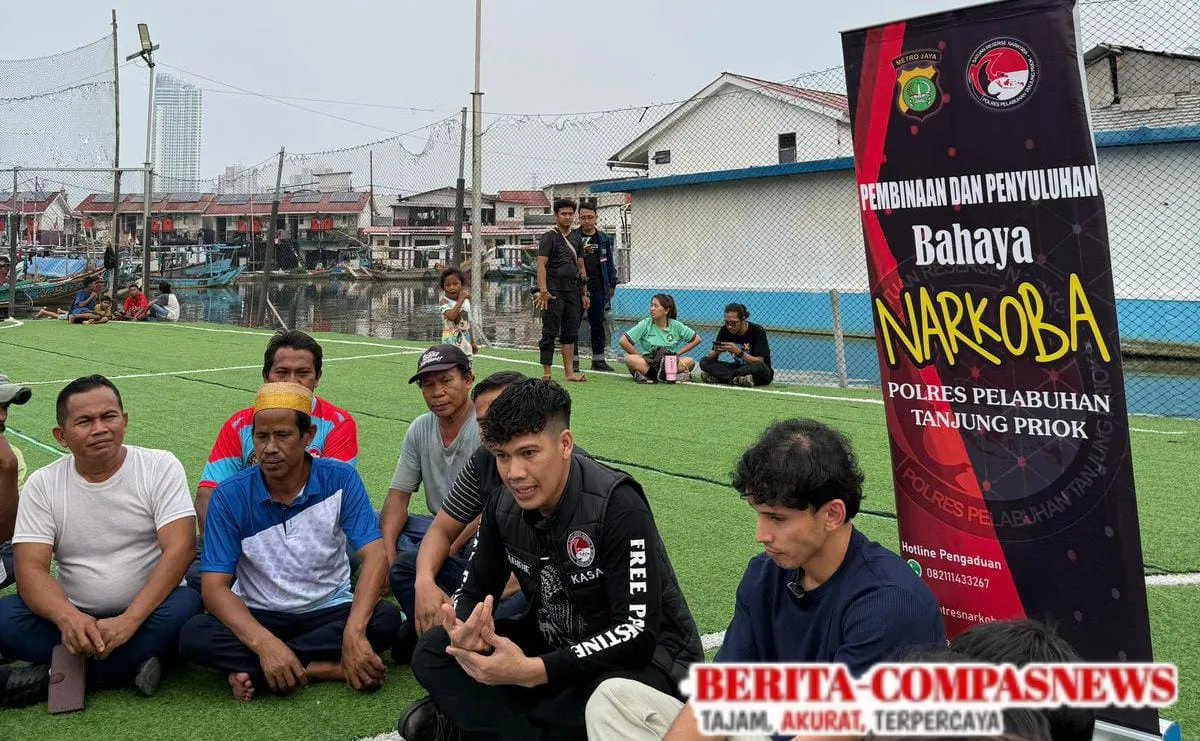 Satresnarkoba Polres Priok Gelar Penyuluhan Bahaya Narkoba di Muara Angke, Libatkan Mantan Pemain Liga 1 dan Bermain Futsal di Lapangan Terapung"p