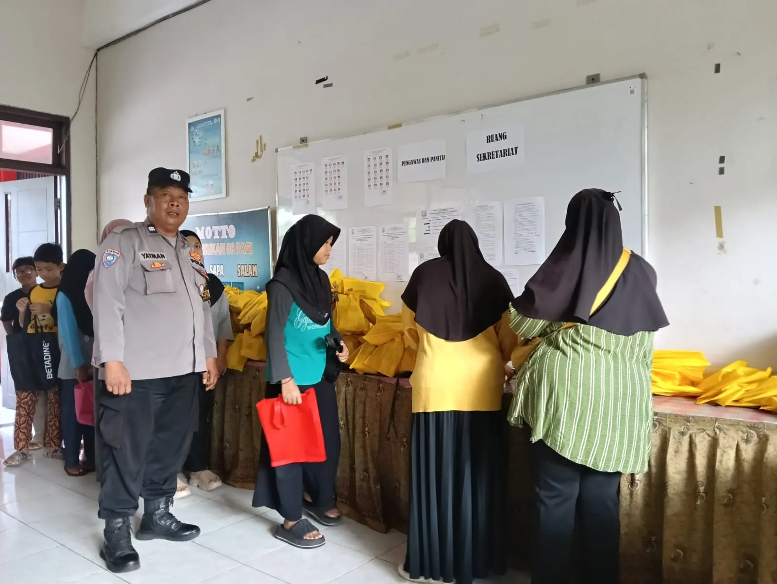 Polsek Ciracas Amankan Pembagian Makanan Bergizi Gratis di Susukan