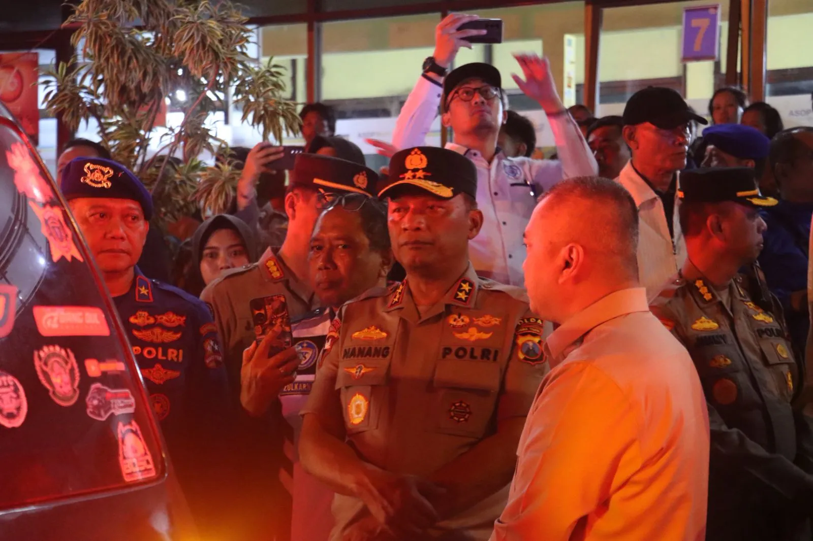 Kapolda Jatim Dampingi Menhub, dan Kakorpolairud Tinjau Korban KMP Tunu Pratama Jaya di Ketapang Banyuwangi