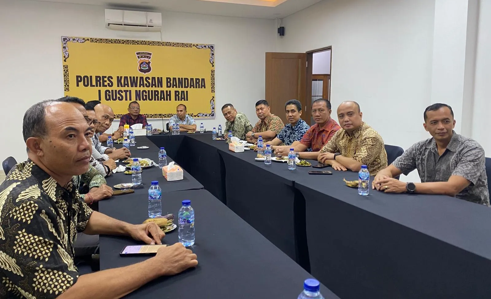 Polres Bandara Ngurah Rai Nobar Wayang Kulit Amartha Binangun Peringati Hari Bhayangkara ke-79