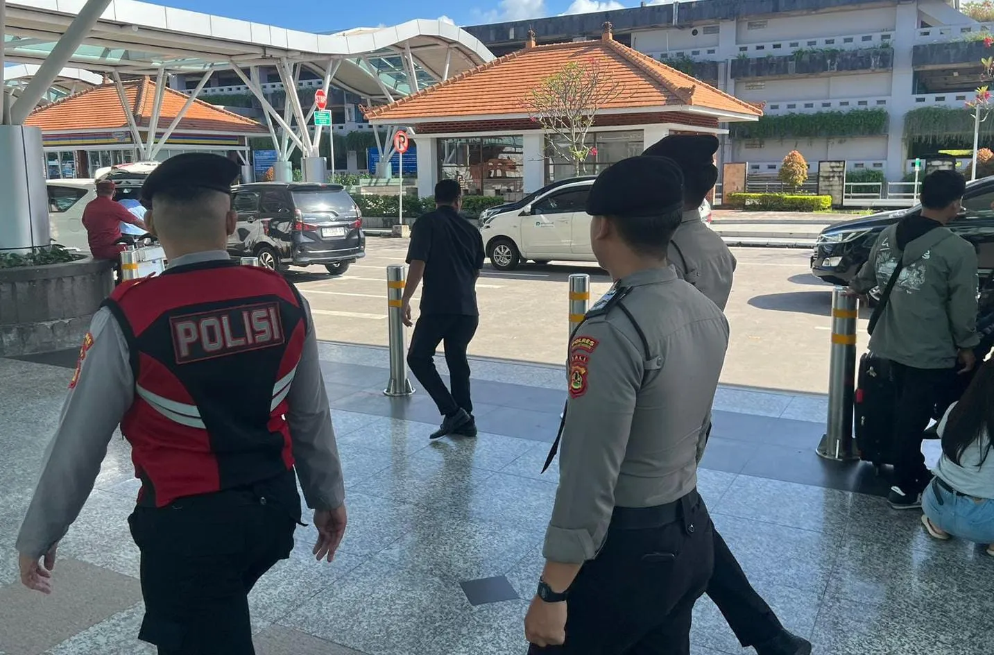 Tingkatkan Keamanan dan Pelayanan, Personel Polres Bandara Ngurah Rai Giat Patroli di Area Terminal Domestik Internasional