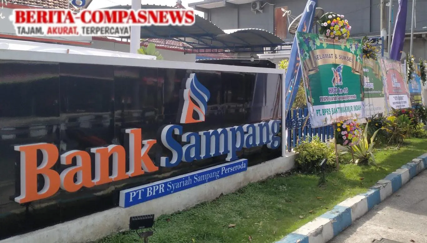 Rayakan HUT BPRS Sampang Perseroda ke-15 Halaman Kantor Bank Sampang Dipenuhi Puluhan Karangan Bunga