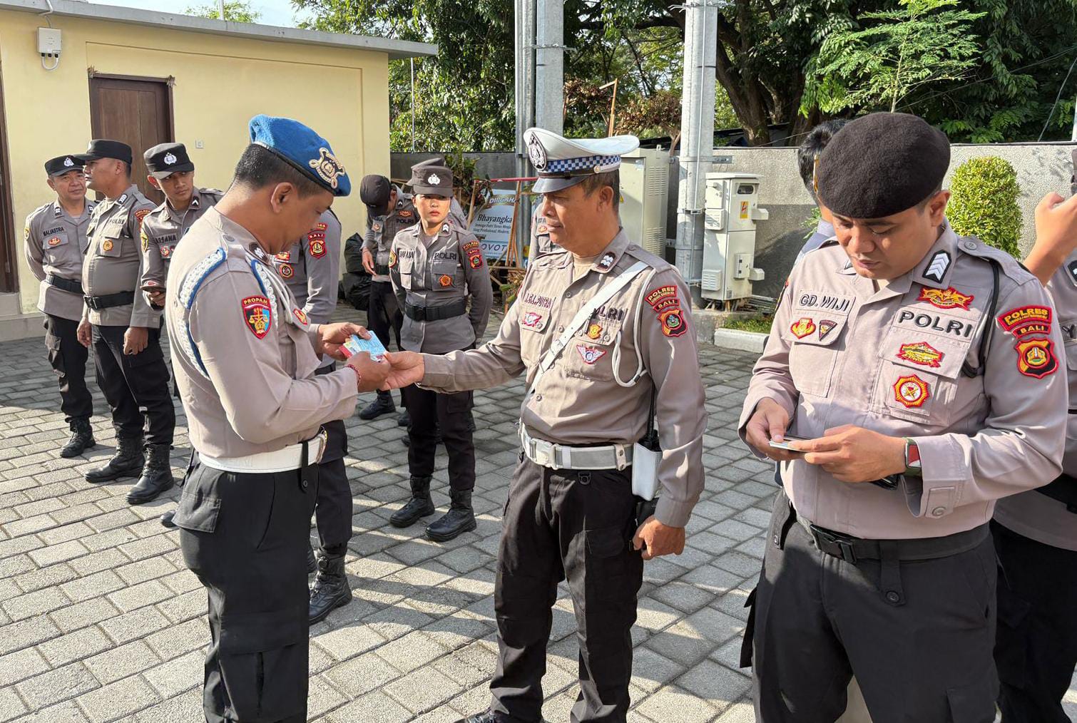 Tegakkan Disiplin, Propam Polres Bandara Periksa Surat, Seragam, dan Sikap Tampang Personel
