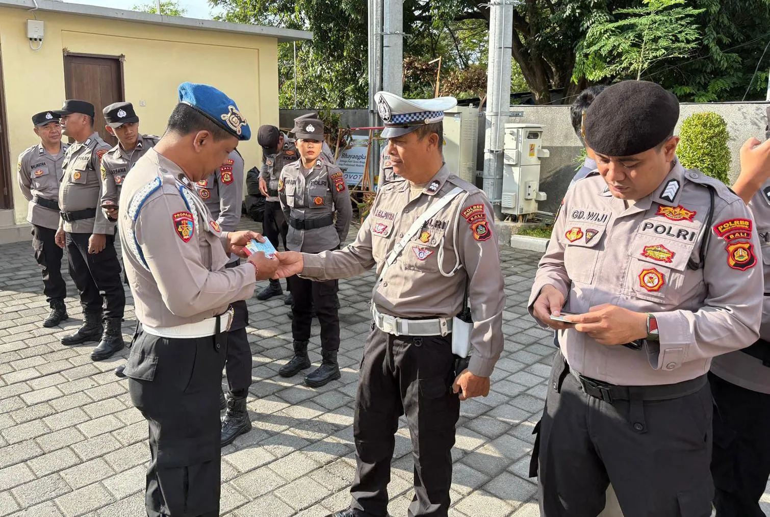 Tegakkan Disiplin, Propam Polres Bandara Periksa Surat, Seragam, dan Sikap Tampang Personel