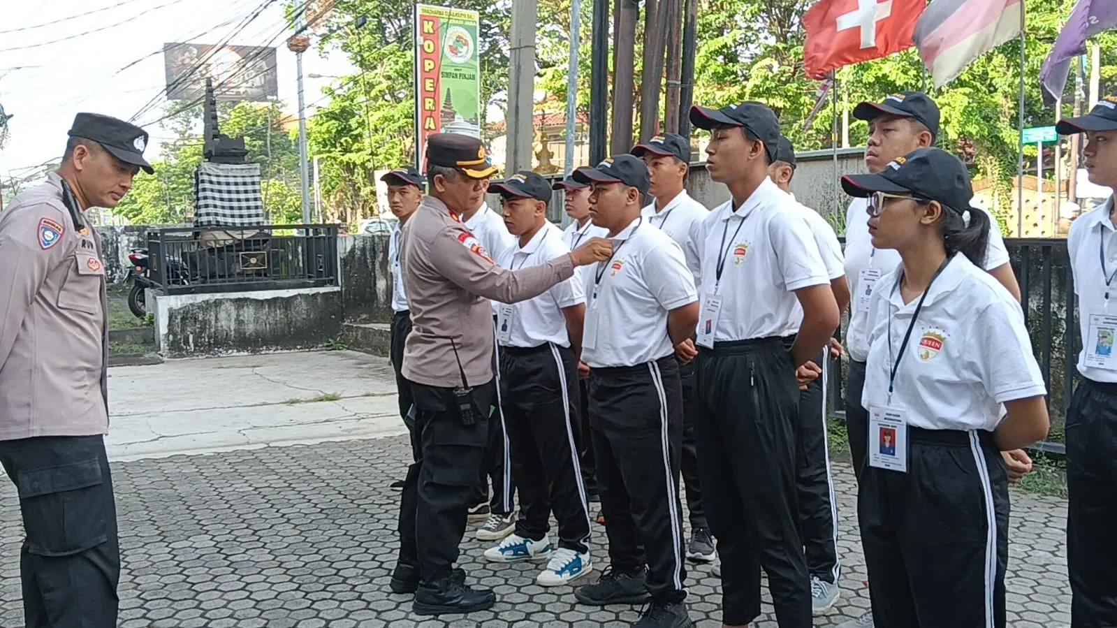 Kapolsek Dentim Berikan Pembinaan Kepada Mahasiswa Queen International: Tekankan Pentingnya Kedisiplinan