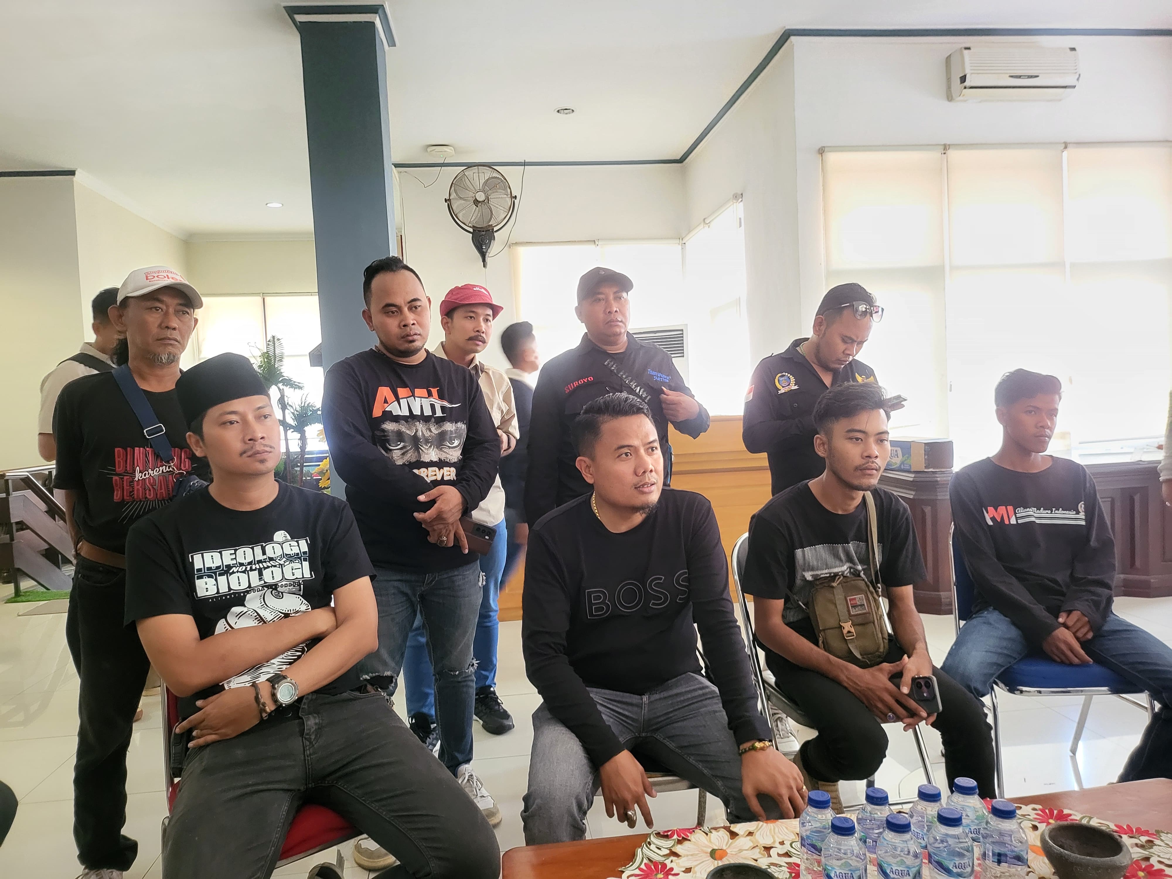 Kecewa Dengan Janji Busuk DPRD Jatim, AMI : Bakal Kubur Dengan Sampah