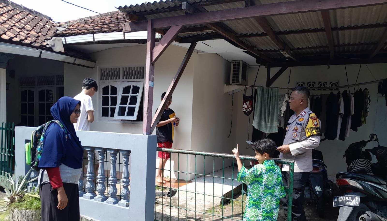 Tindaklanjuti Laporan Warga, Bhabinkamtibmas Cibubur Datangi TKP Pencurian di Depan Masjid An Nur