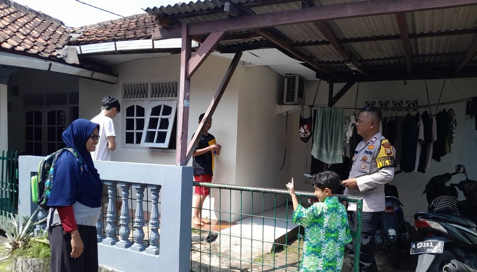 Tindaklanjuti Laporan Warga, Bhabinkamtibmas Cibubur Datangi TKP Pencurian di Depan Masjid An Nur