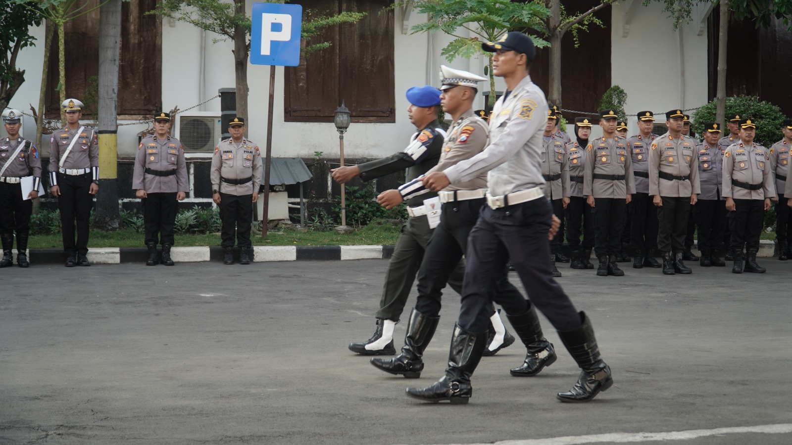 Disiplin Berlalu Lintas, Kunci Menuju Indonesia Emas: Polrestabes Surabaya Gelar Operasi Patuh Semeru 2025