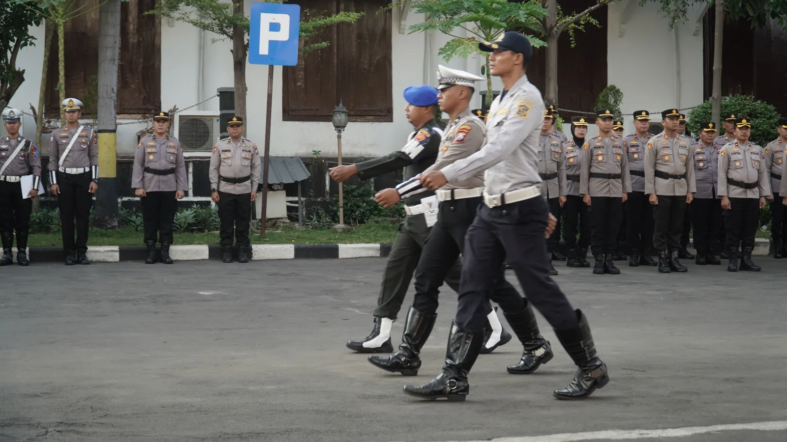 Disiplin Berlalu Lintas, Kunci Menuju Indonesia Emas: Polrestabes Surabaya Gelar Operasi Patuh Semeru 2025