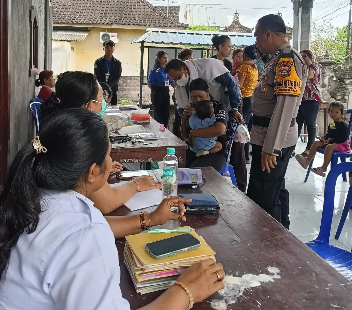 Polri Hadir di Tengah Masyarakat, Bhabinkamtibmas Desa Budeng Aktif Dampingi Posyandu Balita