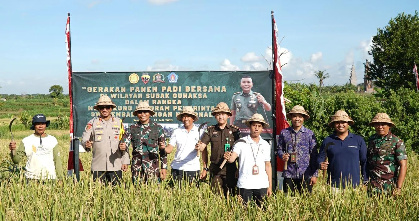 Kapolres Klungkung Hadiri Gerakan Panen Raya Padi Bersama Forkopimda di Subak Gunaksa