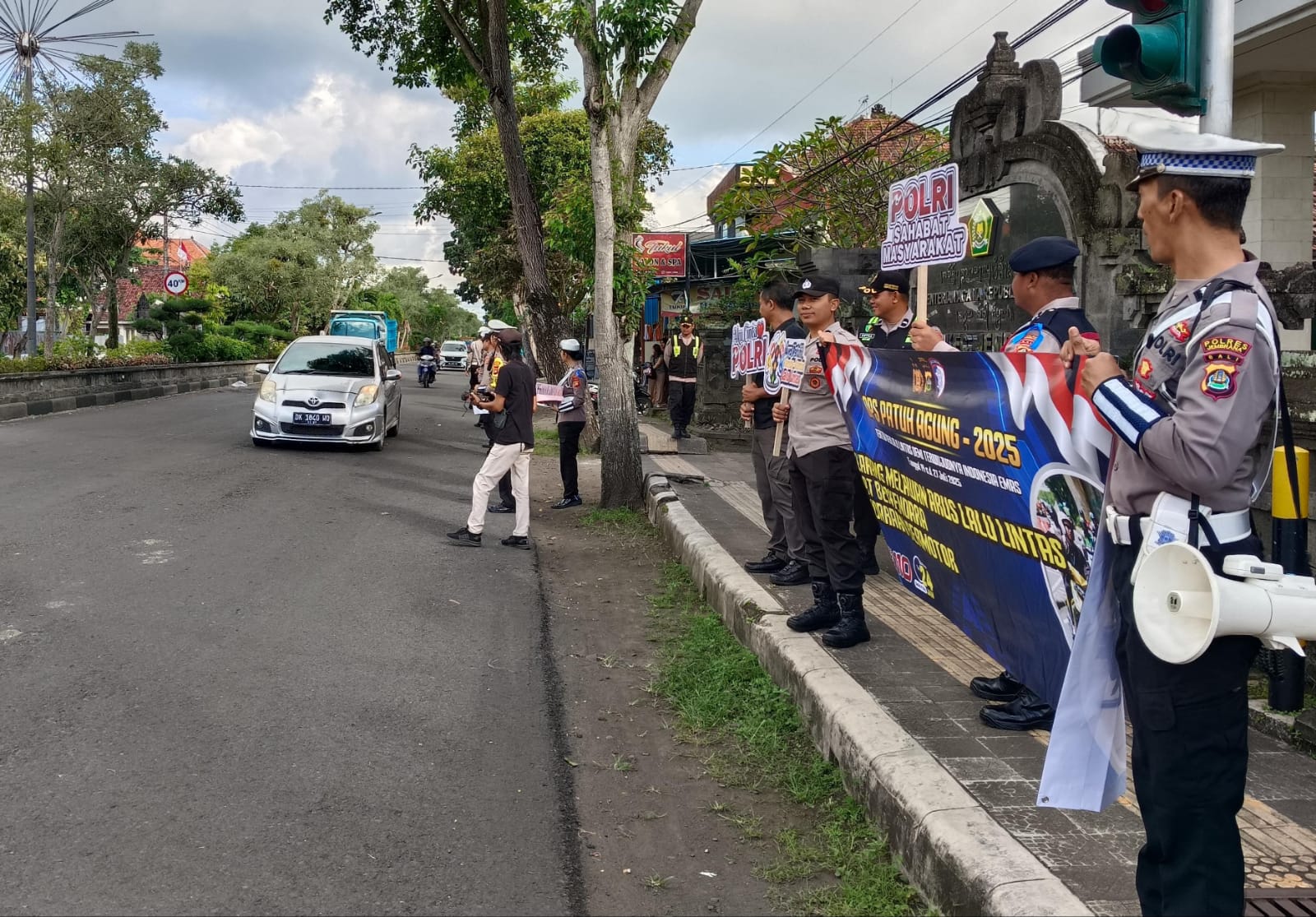 Satlantas Polres Jembrana Sosialisasi Tertib Lalu Lintas di Jalan Ngurah Rai, Bagikan Brosur dan Stiker