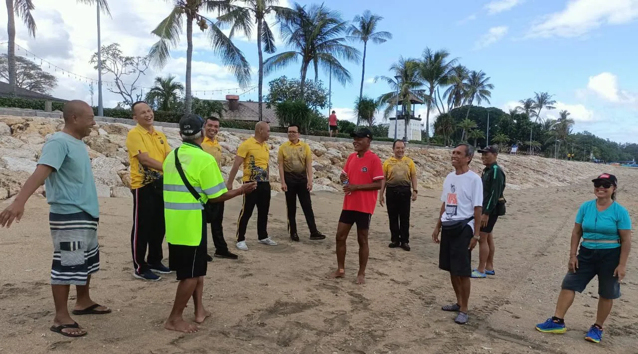 Polres Bandara Tingkatkan Kedekatan Dengan Warga Lewat Jalan Santai di Pantai Sekeh