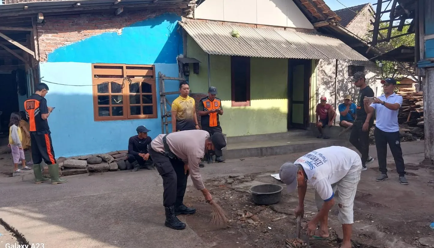 Polisi Untuk Masyarakat Bhabinkamtibmas Kelurahan Loloan Barat Laksanakan Gotong Royong di Rumah Warga