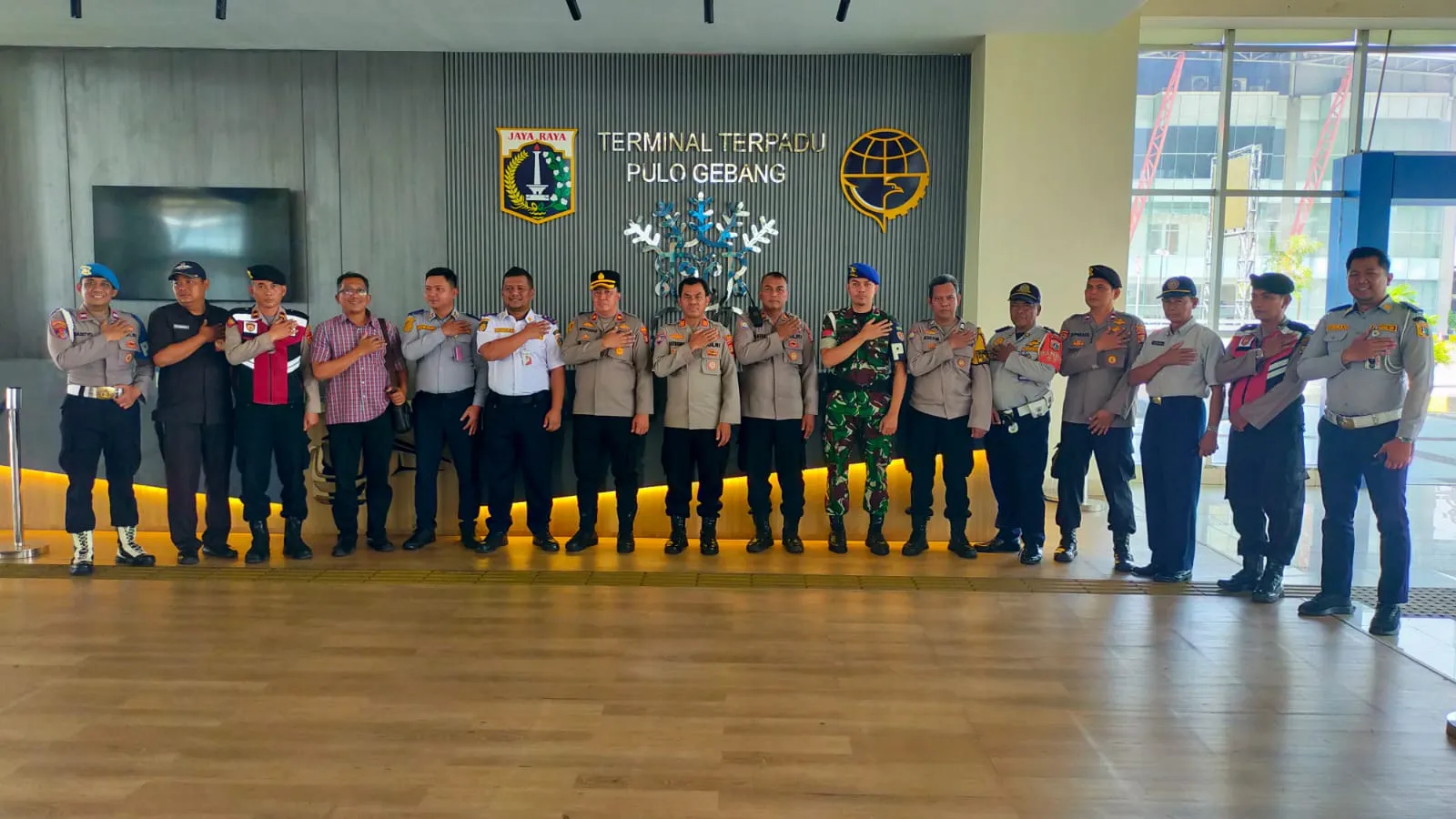 Kapolsek Cakung Tinjau Keamanan Terminal Terpadu Pulogebang, Pastikan Situasi Kondusif